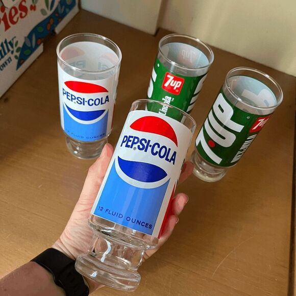 Set of 4 Vintage 1970s Pepsi & 7UP Logo Glasses – Retro Soda Advertising - Picture 3 of 8